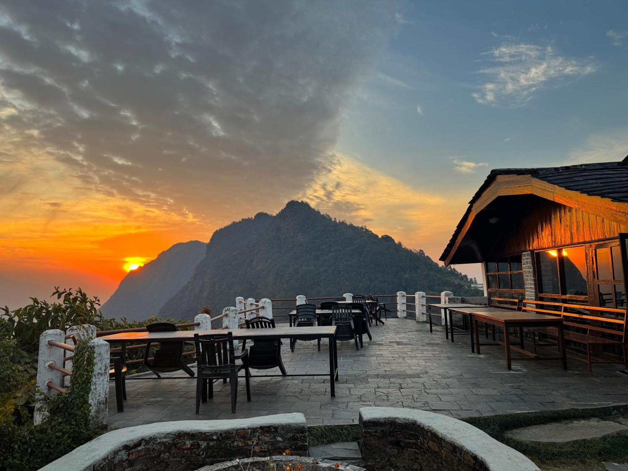 Es Deurali Resort Pokhara Esterno foto
